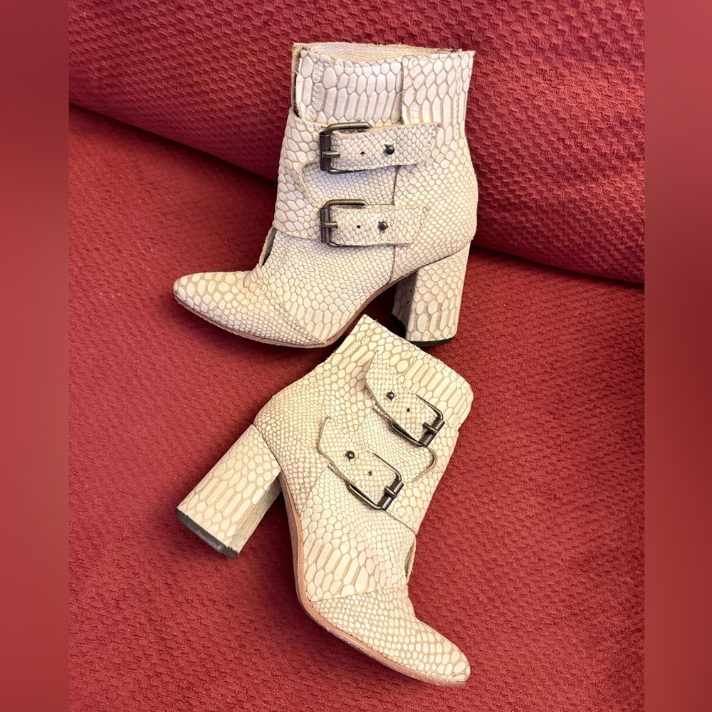 Freebird by Steven Joey Ankle Boots - Picture 3 of 9